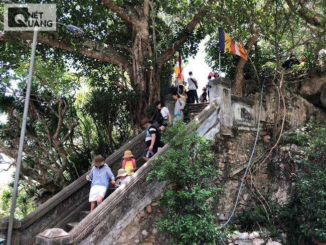 Lối xuống chùa Linh Ứng.