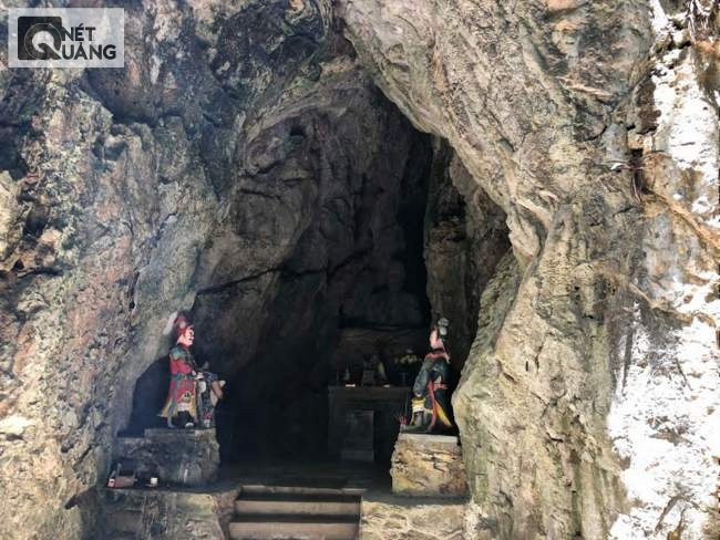 Động Tàng Chơn là một trong những động khá sáng của Ngũ Hành Sơn.