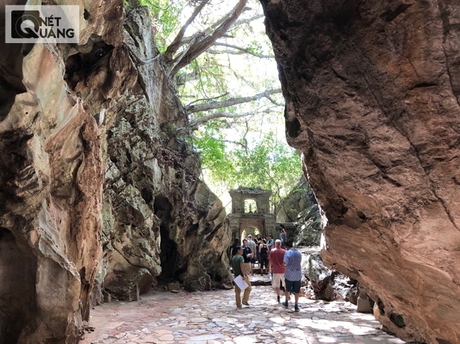 Nhìn từ động Hoa Nghiêm ngược ra phía ngoài động.