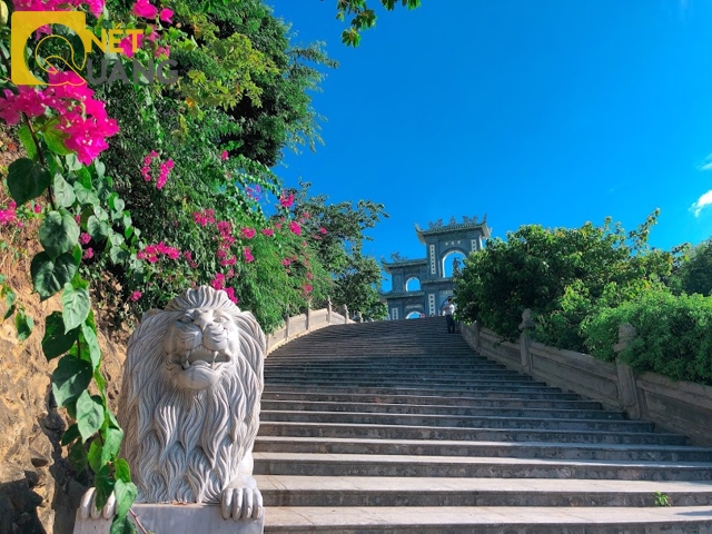 Lối đi bộ lên chùa Linh Ứng – Bãi Bụt.