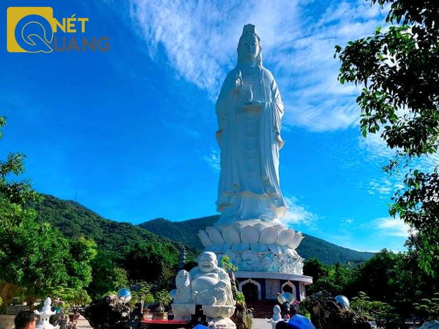 Ngôi chùa này nổi tiếng một phần nhờ bức tượng Quan Thế Âm được xem là lớn nhất của Đông Nam Á. Tượng Phật Bà cao 67m, sừng sững trên một tòa sen đường kính 35m. Không như một số pho tượng ngoài trời khác, pho tượng này tỉ lệ cân đối, đường nét mềm mại uyển chuyển.