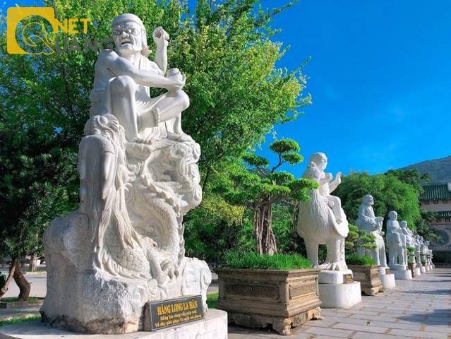 Tất cả các pho tượng lớn nhỏ ở chùa đều tạc bằng đá, do các nghệ nhân làng điêu khắc đá Non Nước, Đà Nẵng thực hiện.