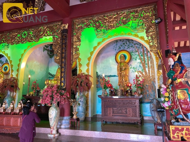 Nội thất chùa khá đơn giản, không trưng quá nhiều tượng Phật, trung thành với phong cách của ngôi chùa Linh Ứng đầu tiên ở Ngũ Hành Sơn.