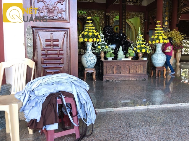 Vốn là nơi luôn đông khách du lịch đến viếng, nhà chùa luôn có sẵn những trang phục dài để sẵn dành cho những du khách nào ăn bận quá thoáng mát vào chùa.