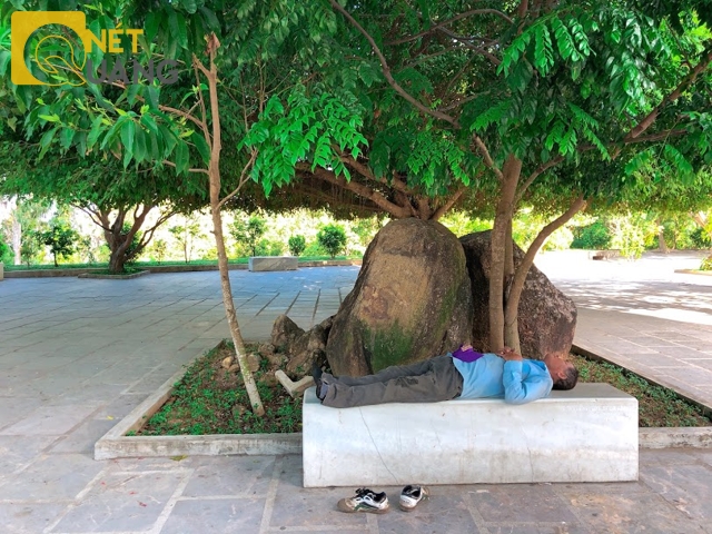 hùa nằm trên sườn núi, chung quanh là cây xanh và sân chùa cũng trồng rất nhiều cây xanh. Dù đây là cảnh không được khuyến khích ở sân chùa, nhưng rõ là những tán cây râm mát giữa thời tiết nóng bức miền Trung đã khiến người đàn ông này say giấc nồng mặc kệ chung quanh.