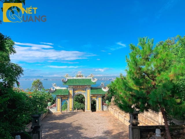 Cổng tam quan chùa, lối đi bộ từ dưới đường theo bậc tam cấp đi lên, nay lối đi cổng này hầu như không sử dụng cho khách du lịch.