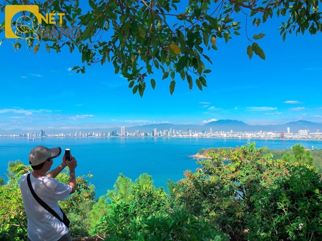 View nhìn về thành phố từ khu vực trước chân tượng Phật Bà Quan Âm.