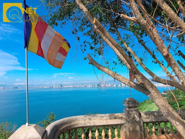 Nhìn về thành phố từ một góc khuôn viên trước sân Bảo tháp Xá lợi.