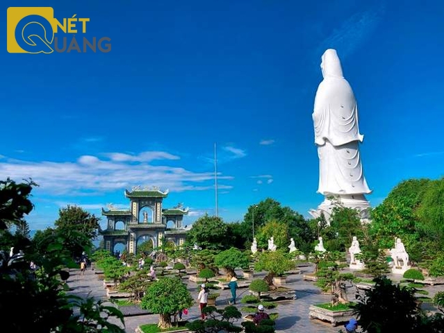 Chùa Linh Ứng cũng là nơi có rất nhiều loại cây cảnh, bonsai non bộ tạo thế rất đẹp.