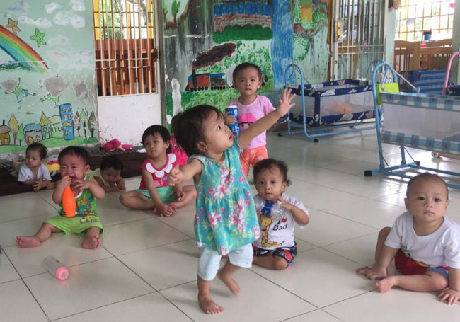 Cứ gặp người lạ là các em đưa tay xin được bế. 