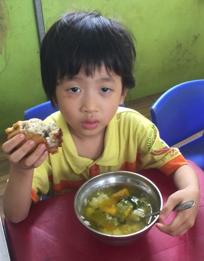 Các em tự xúc ăn, tắm rửa, chăm sóc và chơi đùa với nhau.