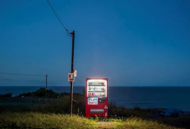 Một chiếc máy bán hàng tự động giữa nơi hoang vắng.