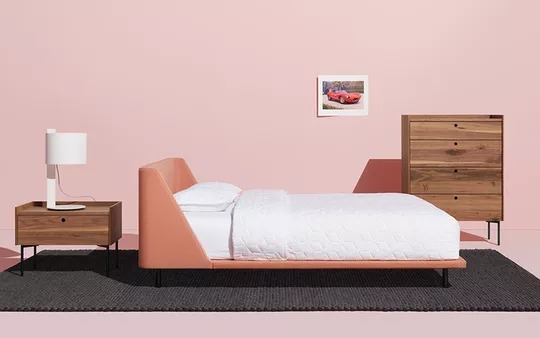 Một thiết kế màu hồng san hô cổ điển làm cho chiếc giường này trở nên nổi bật.