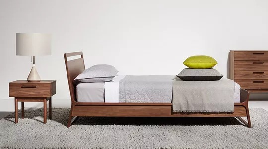 Màu vân gỗ óc chó khiến giường ngủ cũng như các sản phẩm nội thất khác trong phòng thêm sang trọng, quyến rũ.
