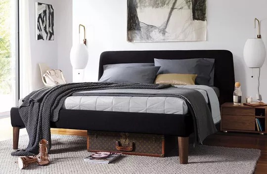 Giường bọc vải màu đen, hoàn toàn phù hợp với những phòng ngủ màu sáng hay mang phong cách trung tính.