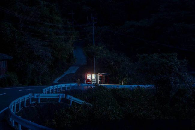 Cảnh vật đường đi vào ban đêm tại TP Isahaya, tại đây xe hơi không đường chạy qua thường xuyên