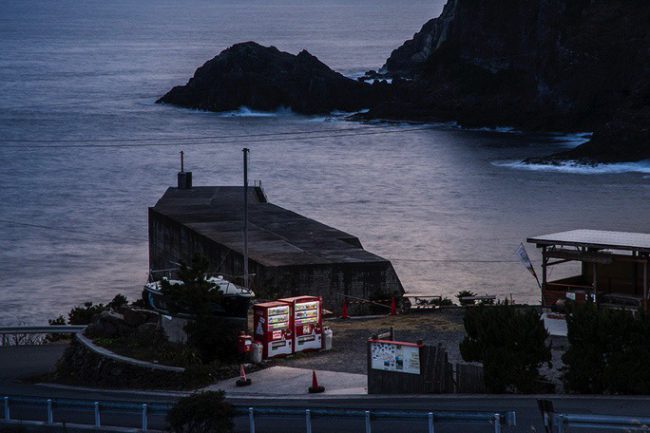 Hai chiếc máy được đặt ven đường dọc biển. 