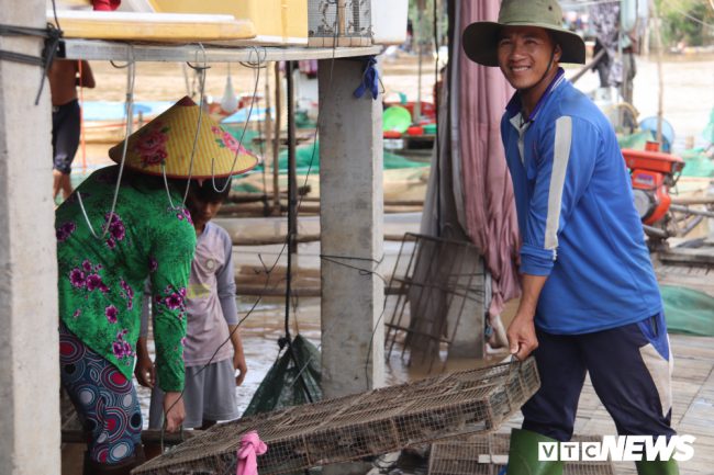 Ngoài cá linh, cua đồng thì chuột đồng, bông điên điển cũng là một trong những sản vật mang lại thu nhập cho người dân miền Tây trong mùa nước nổi. 