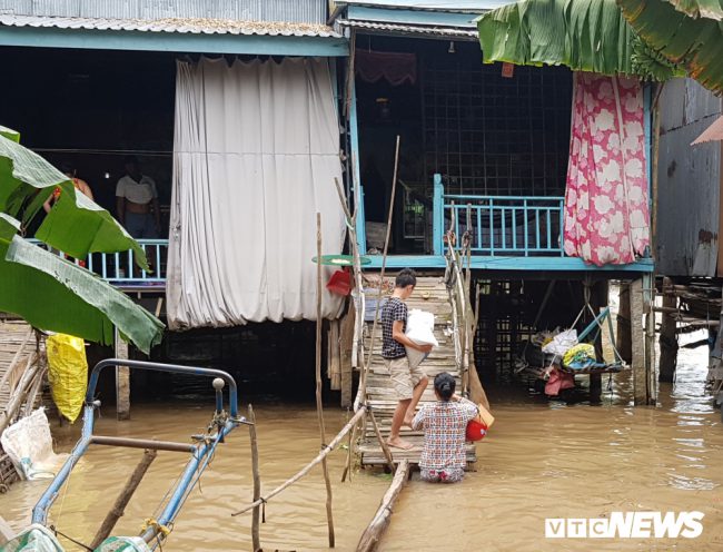 Ông Nguyễn Hoàng Nhung – Trưởng phòng Nông nghiệp huyện Hồng Ngự, tỉnh Đồng Tháp, cho biết huyện có 1.1042 ha đất nông nghiệp. Năm nay, Hồng Ngự chỉ giữ 2640 ha đất trong đê bao khép kín để sản xuất lúa vụ ba. Các khu vực còn lại được xả lũ để lấy phù sa, vệ sinh đồng ruộng.