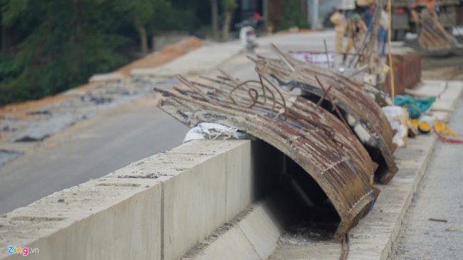 Ông Nguyễn Vũ Quý cho hay đây là dự án được thực hiện bằng vốn vay, do đó tình trạng kéo dài tiến độ gây áp lực rất lớn lên việc trả lãi. Cứ 6 tháng, chủ đầu tư phải trả 33 triệu USD tiền lãi. Trong ảnh: Khu lăn can cầu ở nút giao khu công nghệ cao vẫn còn ngổn ngang.