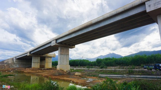 "Hiện chúng ta đã trả lãi đến lần thứ 4 với số tiền 132 triệu USD. Chỉ vì vướng giải tỏa, đền bù ở 11,5 km đường mà mỗi năm chủ đầu tư phải trả lãi 66 triệu USD", ông Quý thông tin.