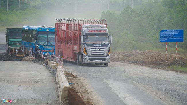 Việc chủ đầu tư chưa khớp nối đoạn tuyến dài 11,5 km với cao tốc La Sơn - Túy Loan và cao tốc Đà Nẵng - Quảng Ngãi khiến phương tiện lưu thông gặp khó khăn. Chủ phương tiện muốn di chuyển từ cao tốc Đà Nẵng - Quảng Ngãi ra các tỉnh phía Bắc phải đi bằng các con đường nhỏ rồi xuống quốc lộ 1, xuyên hầm Hải Vân ra Thừa Thiên - Huế. 