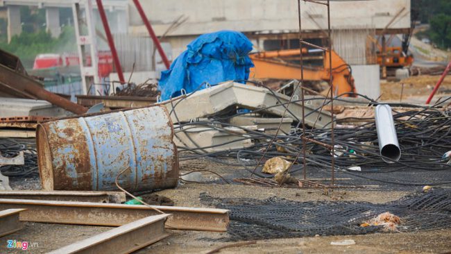 Ngày 16/8 vừa qua, ông Lê Đình Thọ, Thứ trưởng Bộ Giao thông Vận tải, yêu cầu Ban quản lý đường Hồ Chí Minh phối hợp với chính quyền Đà Nẵng đẩy nhanh tiến độ giải phóng mặt bằng, kịp thời phối hợp giải quyết các vấn đề phát sinh. Trong ảnh: Nhiều vật liệu xây dựng vứt bừa bãi trên công trường.