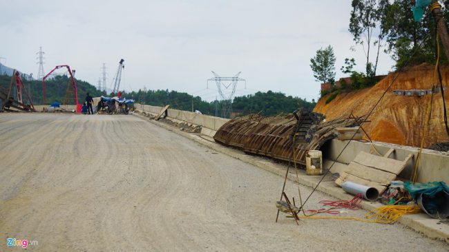 Theo ông Thọ, trong quá trình giải quyết nếu các đơn vị liên quan gặp khó khăn thì báo cáo để Bộ Giao thông Vận tải xin ý kiến chỉ đạo của Thủ tướng. "Các đơn vị phải đẩy nhanh tiến độ thi công và hoàn thành dự án trước ngày 30/9", ông Thọ yêu cầu. Trong ảnh: Một số đoạn đã đổ bê tông xong nhưng chưa thảm nhựa trên bề mặt.