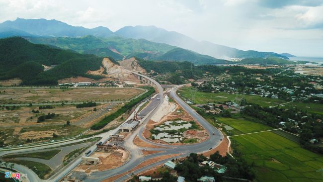Đơn vị thi công không có mặt bằng để triển khai các hạng mục còn lại, nhiều hạng mục còn ngổn ngang.
