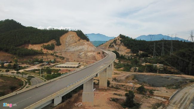 Đơn cử như cây cầu dài hơn 1 km nối từ cao tốc La Sơn - Túy Loan đến khu công nghệ cao đã lao dầm xong nhưng đơn vị thi công vẫn chưa làm các hạng mục còn lại theo thiết kế. 