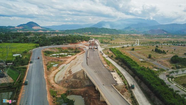 Tại tuyến đường gom ở nút giao khu công nghệ cao, giữa chính quyền Đà Nẵng và chủ đầu tư chưa thống nhất giá đền bù. Người dân vì vậy chưa bàn giao mặt bằng.
