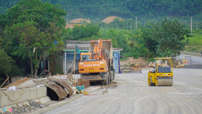 Đại diện Tập đoàn Sơn Hải (đơn vị thi công) cho biết nếu có mặt bằng sạch thì chỉ trong khoảng vài tháng sẽ làm xong đoạn đường này.