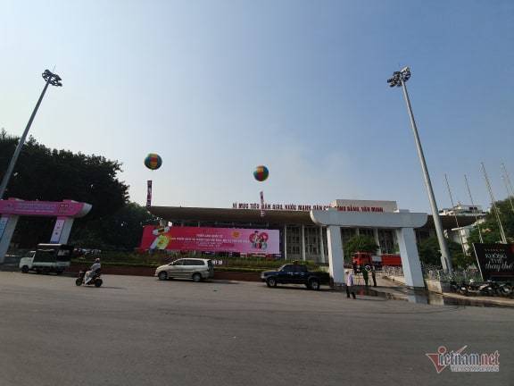 Lối vào Cung bị phong tỏa. Ảnh: Trần Thường