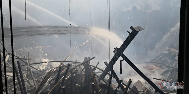 Phun nước vào sân khấu chính. Ảnh: Phạm Hải