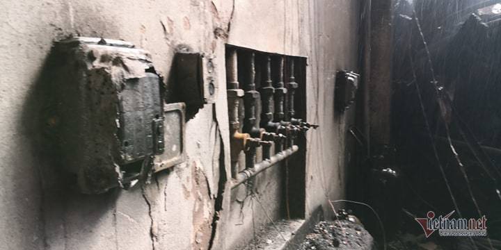 Hiện trường cháy bên trong sân khấu. Ảnh: Phạm Hải