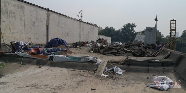 Thi công sửa chữa phần mái của Cung. Ảnh: Phạm Hải