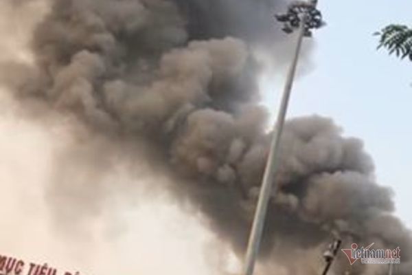 Cột khói bốc lên cuồn cuộn