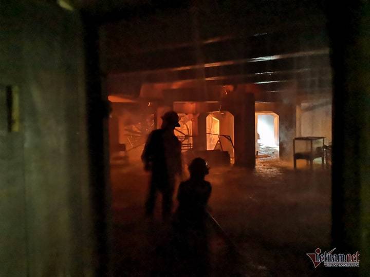 Cảnh sát PCCC tiếp cận bên trong hội trường. Ảnh: Phạm Hải