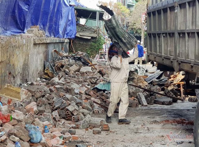 Công nhân của công ty CP môi trường công nghệ cao Hòa Bình tiếp tục dọn dẹp đống đổ nát, sau vụ cháy
