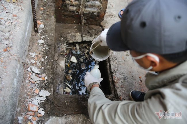 Việc lấy mẫu được tiến hành rất khẩn trương, tỉ mỉ suốt chiều qua