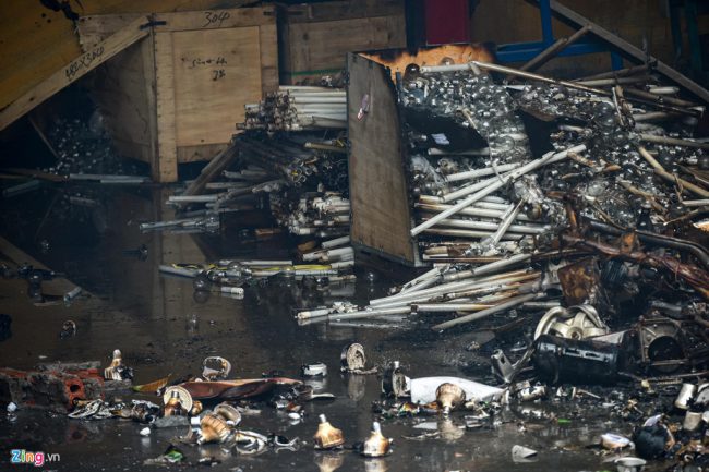 Bóng đèn vỡ khiến thủy ngân bị phát tán ra môi trường. Ảnh: Phạm Thắng.