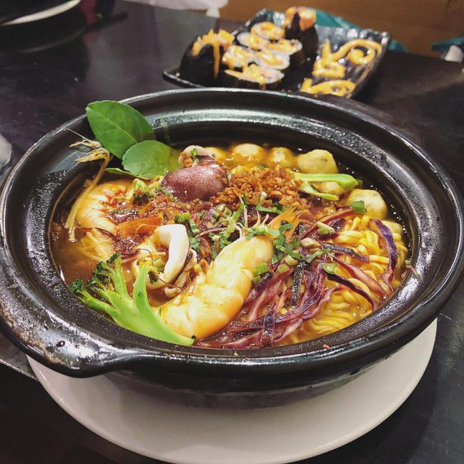 Mì cay là món ăn rất được lòng giới trẻ, đặc biệt vào buổi tối hay những ngày mưa lạnh. Một tô mì cay đầy đủ gồm mì gói Hàn Quốc, hải sản, thịt bò tươi, kim chi... ăn cùng nước dùng với những cấp độ cay khác nhau. Giá mì cay khoảng 35.000-45.000 đồng/phần. Bạn có thể lựa chọn các thương hiệu mì cay nổi tiếng ở Sài thành như mì cay Sasin, Naga... Ảnh: Fanyuen0101, ducletseat. 