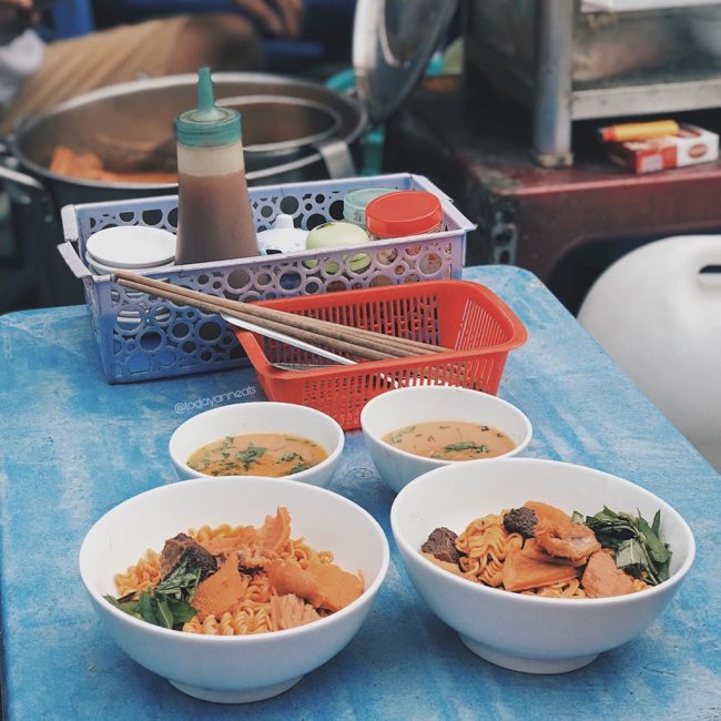 Ngày mưa ở TP.HCM, nếu chưa biết ăn gì, bạn có thể tìm đến một quán phá lấu bò để thưởng thức những miếng lòng bò giòn sựt cùng nước súp beo béo, âm ấm, thơm mùi ngũ vị hương. Đặc biệt khi phá lấu ăn cùng mì gói sẽ giúp chiếc bụng của bạn no nê hơn. Có nhiều địa điểm phá lấu hấp dẫn như quán dì Nũi, dì Phương, cô Thảo hay những quán cóc ở quận 4. Giá: 20.000-30.000 đồng/suất. Ảnh: Johnathan.nguyen92, todayanneats.