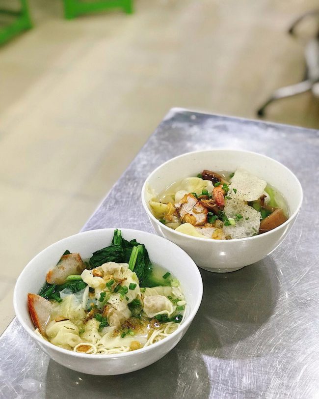 Mì hoành thánh là món ăn nổi bật của ẩm thực Trung Hoa. Một phần ăn đầy đủ gồm mì tươi, hoành thánh, thịt xá xíu, cải ngọt luộc, da heo... Nước dùng của mì có vị ngọt thanh, dễ ăn. Nếu muốn ăn mì hoành thánh ngon bạn có thể đến khu vực quận 5, ngoài ra Mì Kéo Kungfu Khải Ký cũng là gợi ý cho bạn. Ảnh: 35.000-45.000 đồng/suất. Ảnh: Missys_kitchen, pebap_lovely. 