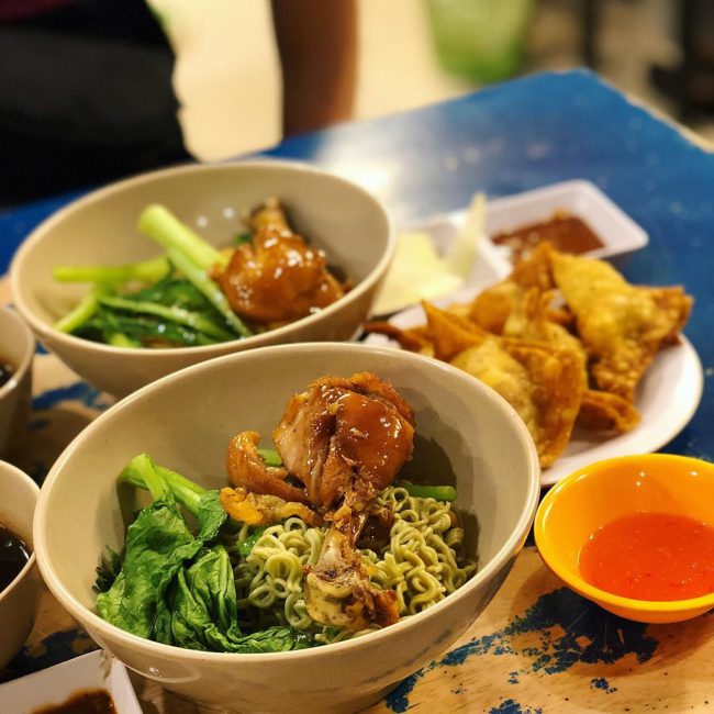 Là thương hiệu mì nổi tiếng ở TP.HCM với món mì khô đùi gà hấp dẫn. Ở đây có hai loại mì trứng và trà xanh, ăn kèm với đùi gà chiên ướp sẵn, rau cải luộc, nước dùng lạ vị. Ngoài ra, sủi cảo chiên phô mai, mì xá xíu... là những món cũng rất đáng thử khi đến đây. Quán có chi nhánh trên đường Hoa Lan, Hoàng Sa cho thực khách lựa chọn. Giá: 25.000-35.000 đồng. Ảnh: Thuanlong, hetagram_._. 