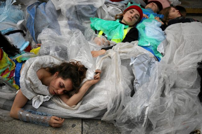 Một nhóm người biểu tình ở Ba Lan tái hiện cảnh chết trong rác thải nhựa để cảnh báo về nguy cơ ô nhiễm môi trường từ rác thải nhựa