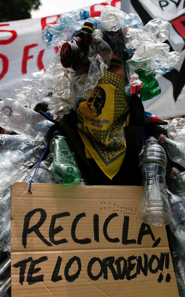 Anh chàng người Mexico này chọn cách gắn tất cả chai nhựa lên người để tham gia biểu tình