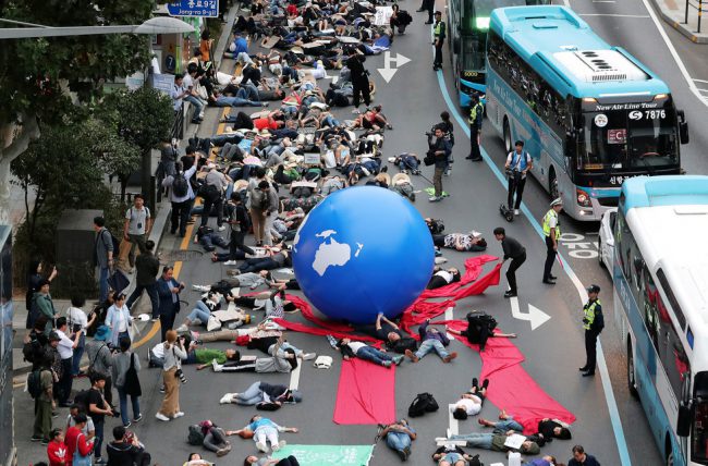 Giả chết tập thể được tái hiện ở khá nhiều nước trong đợt biểu tình lần này, nhưng ấn tượng hơn cả là ở Seoul của Hàn Quốc. Màn giả chết trên đường này nhìn như trong một bộ phim về ngày tận thế của Trái đất, khi các sinh vật sống đều chết