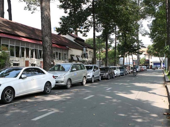 Tuyến đường Lê Lai (quận 1) là một trong 23 tuyến đường thu phí đỗ ô tô tạm thời dưới lòng đường. Ảnh: Phan Cường