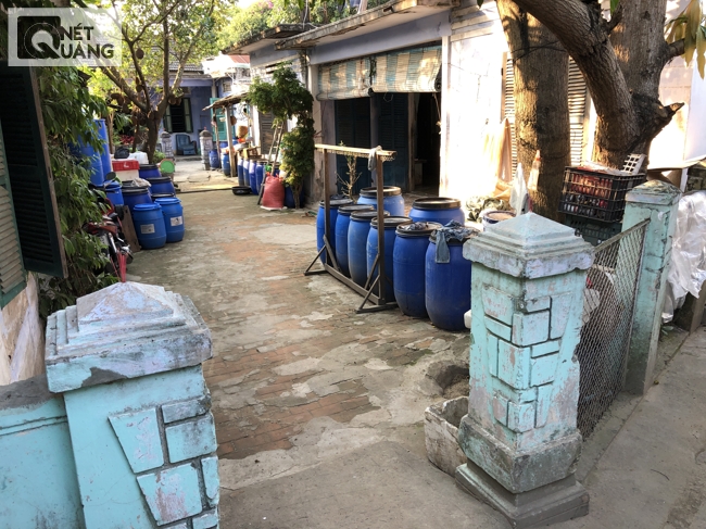 Dấu hiệu đặc trưng để nhận biết bạn đang lạc vào làng nước mắm Nam Ô, làng chài cổ cuối cùng còn sót lại của Đà Nẵng.